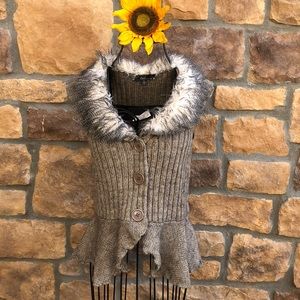 Sweater vest with faux fur neckline